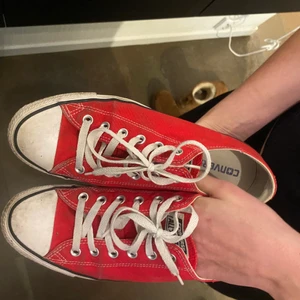converse röda låga - använda men jättebra kvalitet. smutsiga men går o tvätta birt! frakt 76 typ