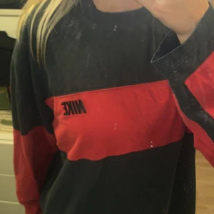 Nike sweatshirt  - Vintage Nike sweatshirt. Köpt second hand för ca 3 pr sedan men har knappt använt den sen dess. Köpt på herravdelningen och är i storlek L så väldigt ocersized på mig.