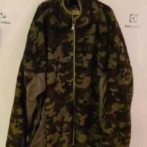 Fodrad fleecejacka camouflage  - Strlk XXL men mer som XL