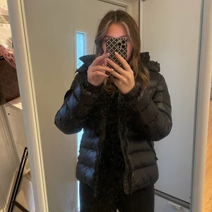 Moncler Bady jacka  - Svart jacka från Moncler. Modellen är bady.  Osäker på äkthet, därav priset. Qr kod saknas då den inte är en av de nyare modellerna. Är i storlek 0 eller 1, men passar mig som brukar ha xs-s. Kan skicka bilder på om så önskas 💖köparen står för frakten: vid många intresserade sker budgivning. Bud på 2350