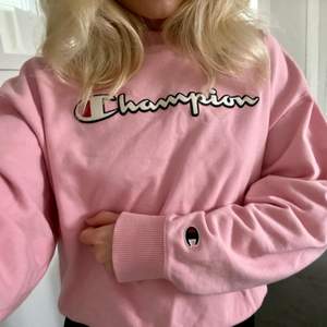 Säljer min superfina rosa Champion sweatshirt i storlek XS💖 Jätte bra skick och skönt material!