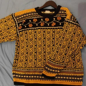 Stickad/virkad tröja med fina mönster - En väldigt fin tröja med fina mönster. Är storlek M, men passar nog bättre som S då ärmarna är lite korta. Nästintill oanvänd