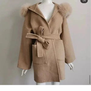 Kappa med stor pälsluva - Beige kappa med stor pälsluva. Passar strl S/M