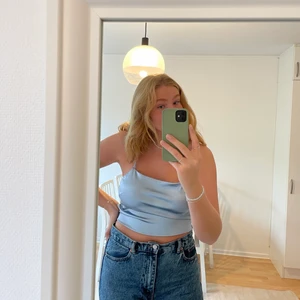 Topp med knytning i ryggen - Härlig ljusblå topp med knytning i ryggen. Är i set med kjolen i inlägget brevid, säg till om du vill ha båda! Frakt ingår i priset🤩