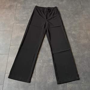 Snygga svarta kostymbyxor ifrån Bik Bok! De är i storlek 38 och aldrig använda!🖤