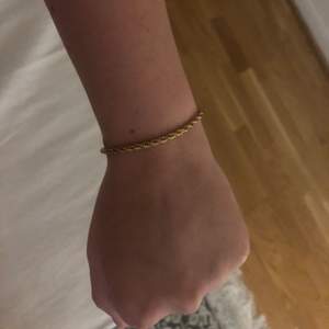 Guld armband från Safira, finns inte att hitta någonstans längre. Väldigt unikt och snyggt!😻😽