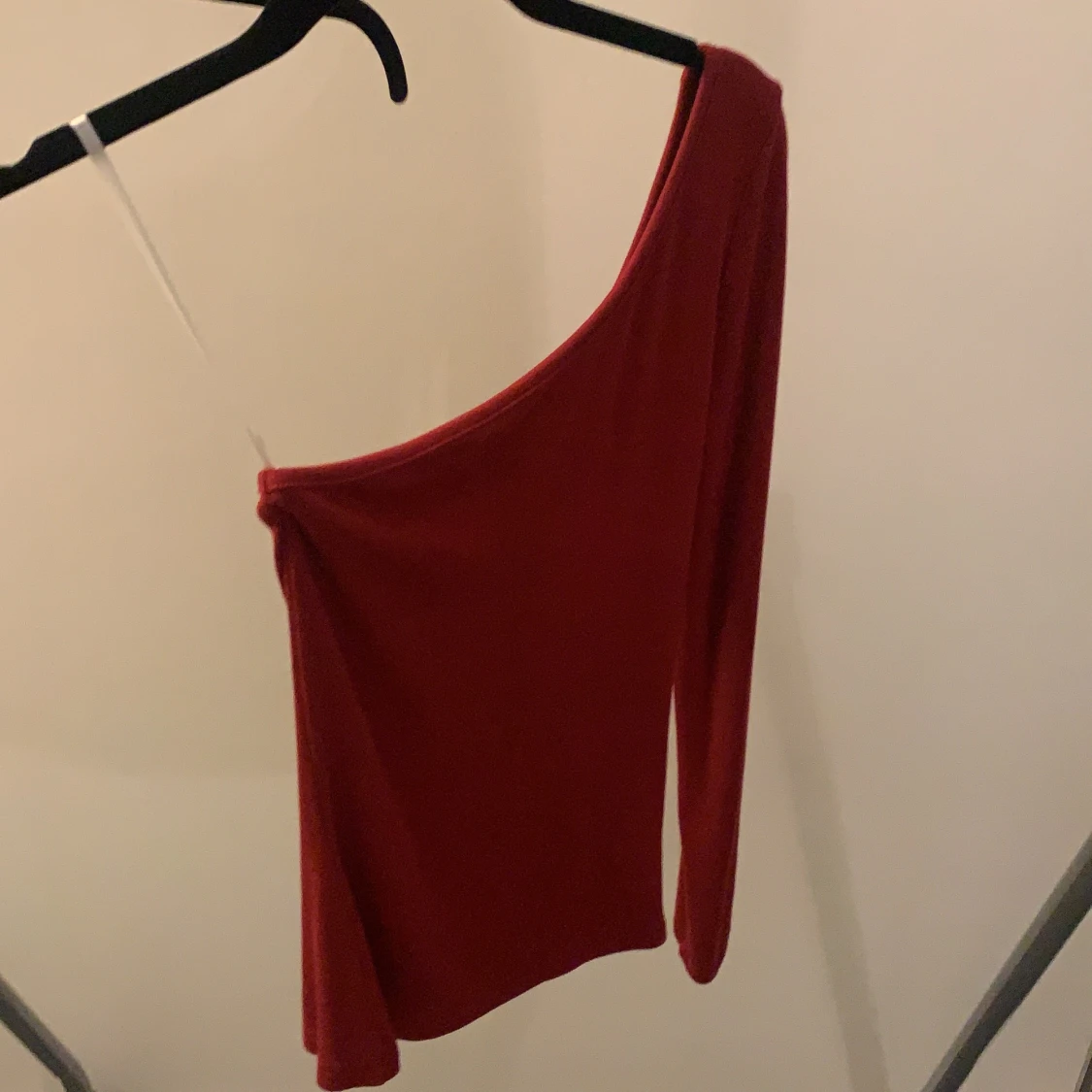 En axlad lång tröja, storlek S  - 90