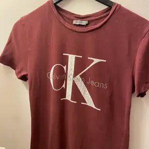 Fin och praktisk t shirt från Calvin Klein. Trycket på tröjan är lite slitet men annar i bra skick ❣️
