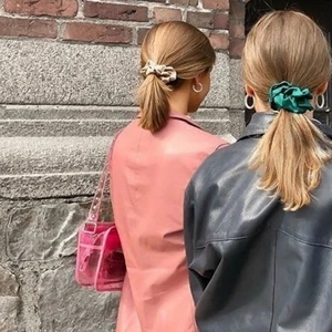 Nunoo väska - Säljer min nunoo väska som är transparent rosa i modellen Ellie. Finns inte att köpa längre! Köpt i köpenhamn för ca 1300kr. Prislapp finns kvar och den är i mycket gott skick💖 Säljer då den inte kommer till användning tillräckligt längre🤗💘🌈 Båda remmarna är avtagbara.