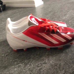 Fotbollsskor  - Fotbollsskor adidas Messi helt oanvända storlek 37 bra skott
