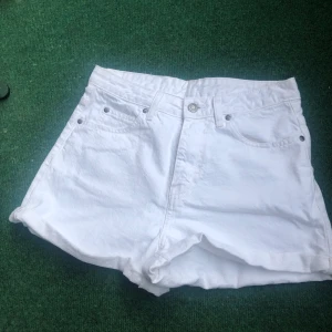 Nya Högmidjade shorts stl 26 - Supersnygga högmidjade jeansshorts stl 26.helt nya med tags kvar.