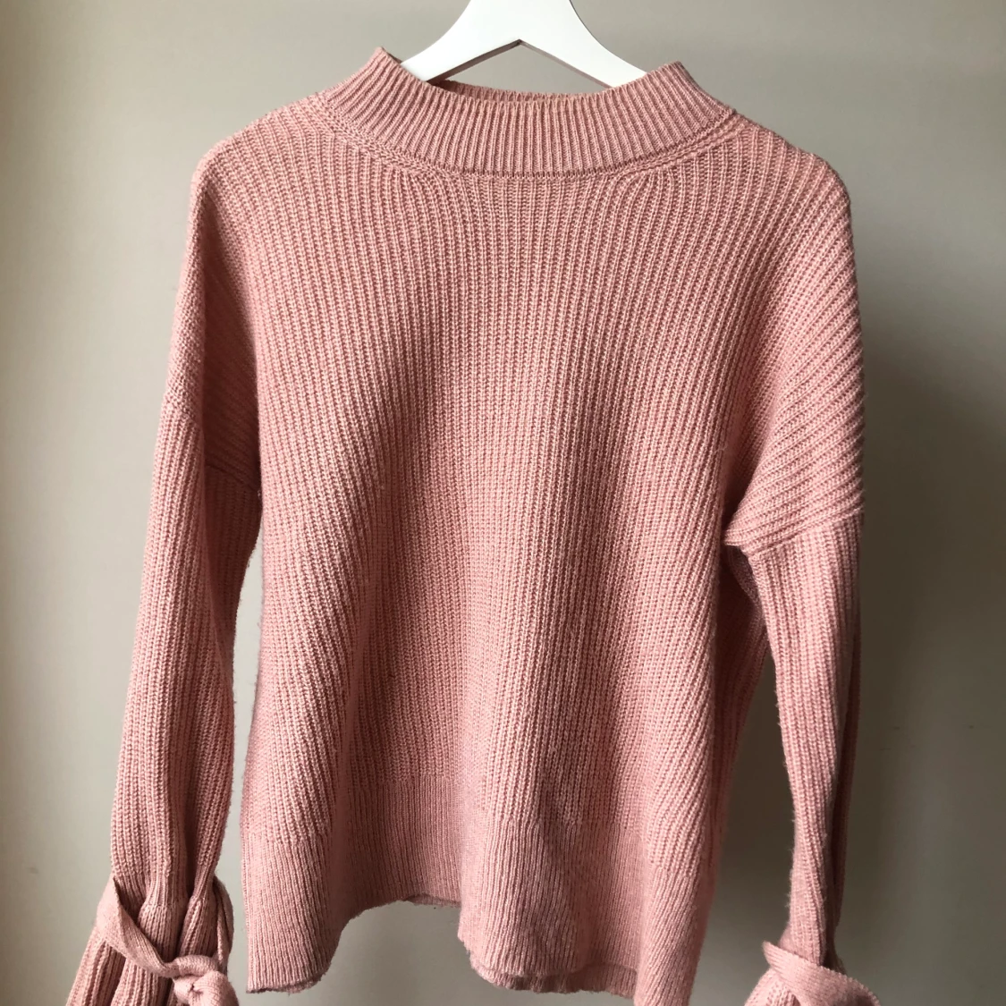 Stickad rosa tröja med knytningar - 90