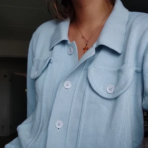 Blå kofta - Jättefin blå kofta<3 passar S-XL beroende på önskad passform, jag har M som referens. pris går att diskutera, frakt tillkommer