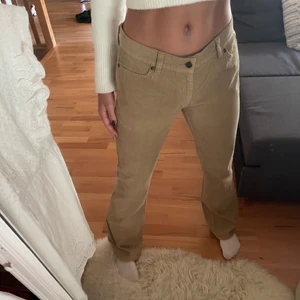 Ralph lauren beigea manchesterbyxor - Säljer min mammas ascoola gamla Ralph lauren manchesterbyxor då jag inte är så bekväm i lågmidjade byxor. De är i mycket bra skick och passar mig lite lite pösigt som oftast har storlek S. Buda privat. Köparen står för frakten.