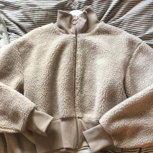 Ullkofta / ulltröja - Säljer denna jättefina ullkoftan då den inte kommer till användning. Nästan aldrig använd så nyskick! Köparen står för fraktkostnaden.