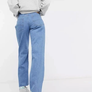 Lågmidjade jeans - Säljer dessa snygga lågmidjade jeans från asos. 🌸😍 De sitter perfekt i längden på mig som är 168cm. Säljer då de är för stora i midjan så tänkte se om någon här var intresserad! Köpta för 400kr. Skriv privat för mer info/bilder☺️💗