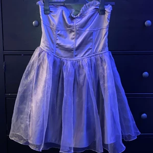 Klänning - Super fin grå klänning som är köpt här på Plick, ser ut som en korsett men har en gömd dragkedja på sidan. Den har gummiband längst kupan så den inte åker ner när man rör dig, den slutar vid knäna ungefär. Köparen står för frakt ♥️