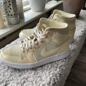 Nike jordan  - Intressekoll på mina nike jordans mid! Är en storlek 38,5 och i riktigt bra skick då jag endast använt de 2 gånger. Säljer endast till ett bra pris