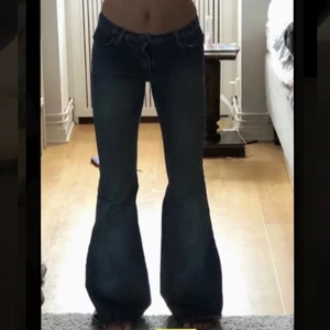 Jeans  - Säljer mina lågmidjade jeans som jag köpte här på plick.                                                                                           !!Lånade bilder!!
