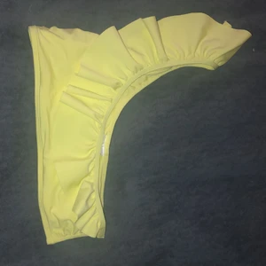 One shoulder gul bikini top - Alldrig använd lappen bortklippt men den är från H&M ordinarie pris 199