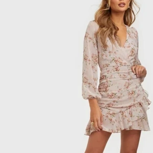 Helt slutsåld klänning från NELLY. - Finaste klänningen någonsin som är helt slutsåld på Nelly! Aldrig använd!!  Den är extremt fin på och av bra kvalité, passar perfekt för sommaren/våren!