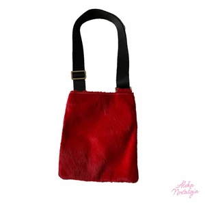 Furry röd axelväska <3 - Röd axelväska i skinn. Superbra kvalitet. 