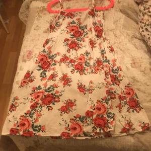 Storlek 34 barn  - Den är fin o den har blommor på säg o den är så skön