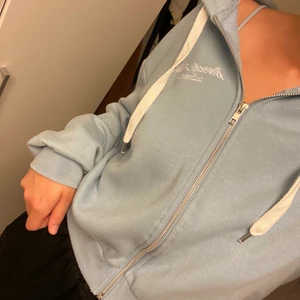 Ziphoodie med text - Munkjacka med texten ”Beverly Hills Californa”. Storlek M. Säljer för att den är lite för kort i armarna på mig, annars är den true to size