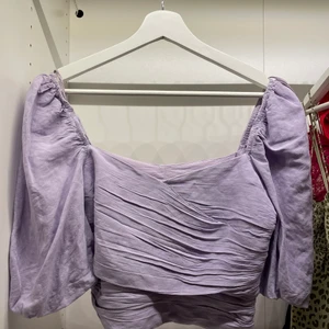 Söt topp - Sjukt gullig topp från Zara som tyvärr inte kommit till någon användning, endast provad och aldrig använd. För fler bilder skriv dm! Köparen står för frakten!!