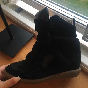 Isabel marant - Säljer mina näst intill oanvända skor från isabel marant, storlek 36 och inköpta från miinto för ca 4000kr. Hela och rena💕möts upp i Uppsala eller fraktar.