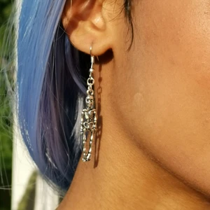 Skelett örhänge - Superfint skelett örhänge (obs ej äkta silver) 