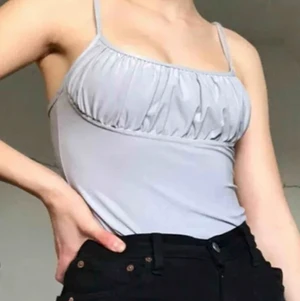 90tals topp - vintage grått linne perfekt till vardags eller fest!