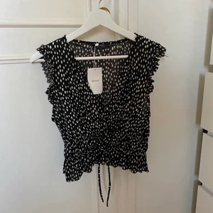 Topp - Superfin topp från Bershka som är helt oanvänd med prislappen kvar, GRATIS FRAKT💗