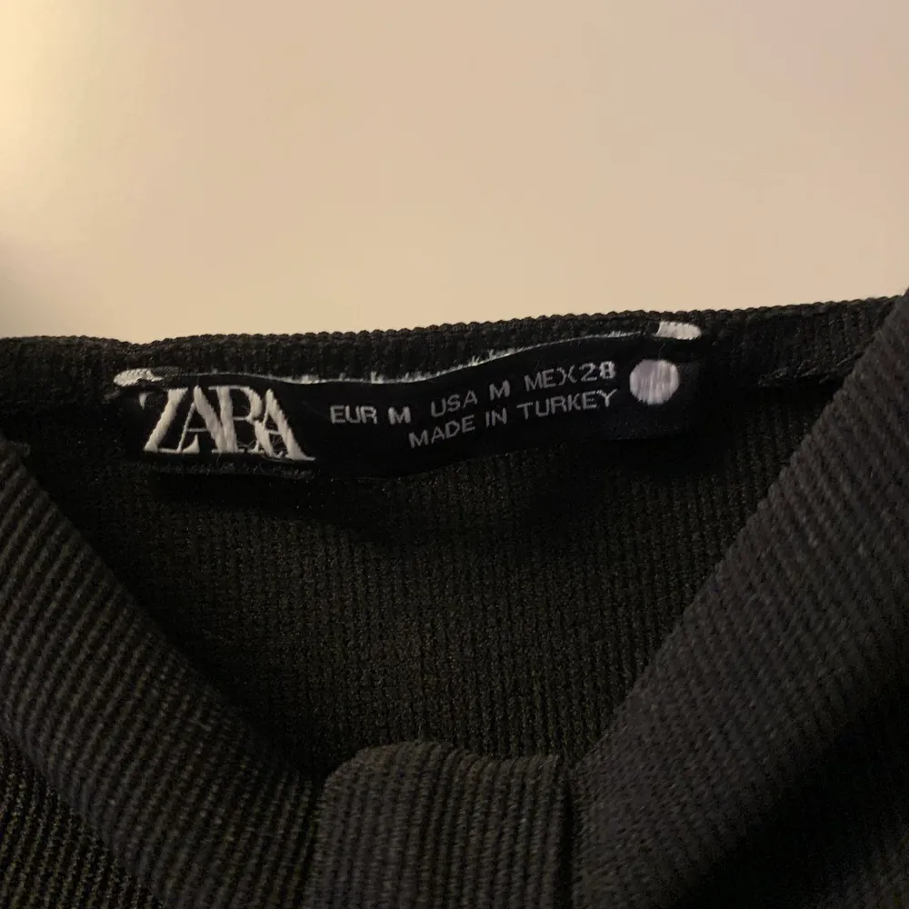 En enkel men snygg topp från Zara.com, aldrig använd, bara provad, ganska liten i storlek, så passar en S. Nypris 99 kr, mitt pris 30kr och köparen står för frakt. . Toppar.