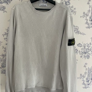 Stone Island crewneck stl M/L - Krämvit stone island tröja, födelsedagspresent men den är för liten för mig som är 2m. Har använt 5 gånger, har en liten fläck på vänster arm.
