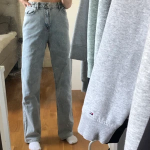 wide leg jeans / raka jeans  - Ett par snygga jeans som tyvärr inte kommer till andvöndning, strl 170 (xs)💕💕Är ca 164cm. Köp direkt för 150 + frakt eller buda, skriv privat för frågor eller funderingar🤩🤩