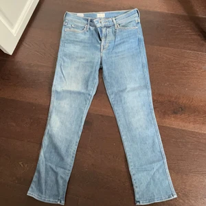 Mother jeans  - Säljer dessa sjukt fina blåa mother jeansen, de är i modellen ”the rascal ankle” det är en kroppad modell men som jag skulle säga är ganska rak i formen vid smalbenen på mig iaf. Färgen är superfin och dessa köpte jag för 1000 kr. Säljer då jag inte får så mycket anvöning för dem, de är i jättefint skick💞