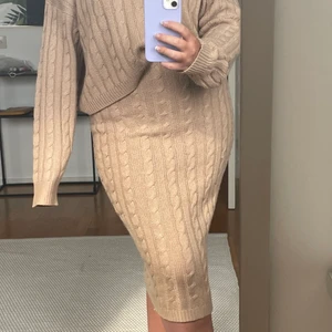 Ribbat set med tröja & kjol ✨ - Ett supermysigt ribbat set i beige, fint skick! Strechigt & skönt så skulle säga att de passar både S - L 💖