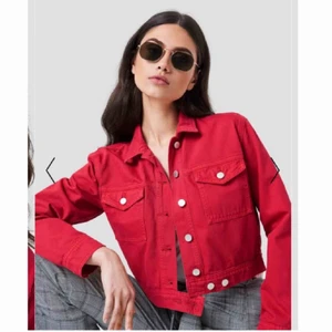 NAKD - Röd super söt jeansjacka från NAKD storlek34 