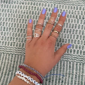 Ringar och armband - Ett pack med massa smycken, vissa ringar har sänre kvalite. Köp allt för 60kr, endast armbanden för 40kr eller endast ringarna för 20kr :) Köpare står för frakt