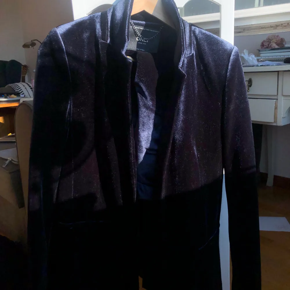Sammet kavaj + sammet kostymbyxor, använda en gång. Färg: mörkblå. Nypris 800kr. Kostymer.