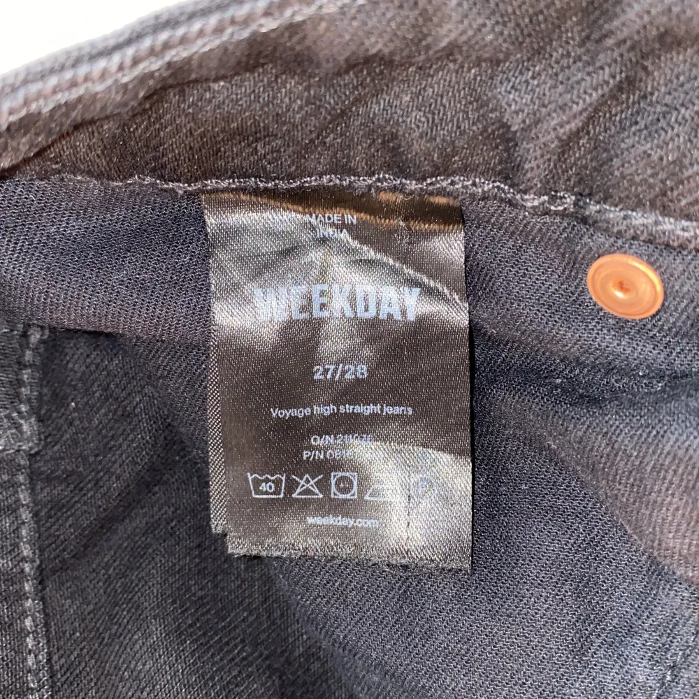 Raka svarta jeans från Weekday. Modell är Voyage och använda fåtal gånger. Skick 8/10. Storlek: Midja-27 Längd-28. Riktigt snygga jeans med bra kvalite! Originalpris är 500kr. Köparen står för frakt.. Jeans & Byxor.
