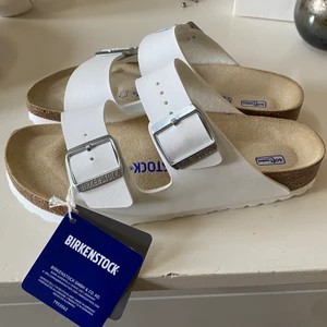 Birkenstock i stl 37 - Säljer ett par helt nya birkenstock i storleken 37, beställde fel storlek tyvärr:/ därför är de aldrig använda utan endast testade💞💞