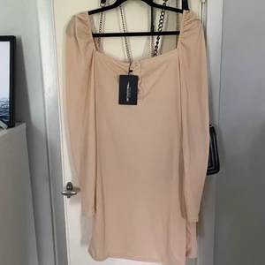 Pretty little thing storlek M  - Fin klänning från pretty little thing. Oanvänd. Kommer tyvärr inte till användning. Den är lite genomskinlig. 