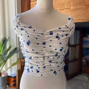 Vit topp med hjärtformad halsringning från Na-kd! 💕 - Säljer denna gulliga oanvända topp från Na-kd! Den passar vardag & festligheter och har ett skretchigt tyg! Dock är den nog inte det bästa plagget för de med större byst! 150 kr + frakt (Nypris 410 kr) 