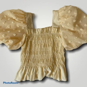 SHEIN topp - En fin gul topp med puffärmar, perfekt för sommarn. Aldrig använt 