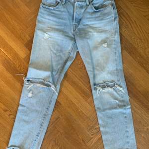 Vintage 501 från levis✨ VÄRLDENS finaste jeans men är tyvärr för små för mig🥺 Passar en 25/26 beroende på vilken passform som önskas. Det är bara att skriva om du har några frågor💓✨🌙