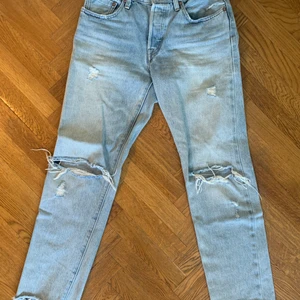Vintage Levis jeans - Vintage 501 från levis✨ VÄRLDENS finaste jeans men är tyvärr för små för mig🥺 Passar en 25/26 beroende på vilken passform som önskas. Det är bara att skriva om du har några frågor💓✨🌙
