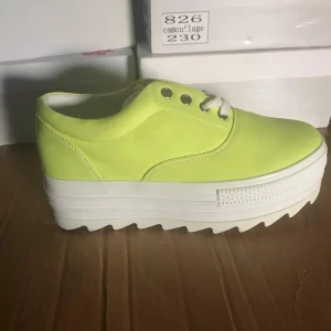 Gula sneakers med hög kant - Gula sköna sneakers med hög kant. 