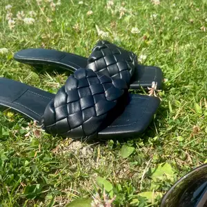 Svarta sandaler med liten klack från H&M storlek 38✨. Endast använda en gång, så gott som nya!